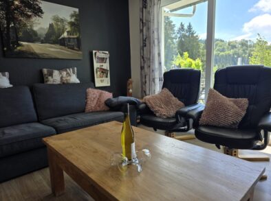 Woonkamer van het vakantieappartement in Küstelberg met uitzicht op de tuin.