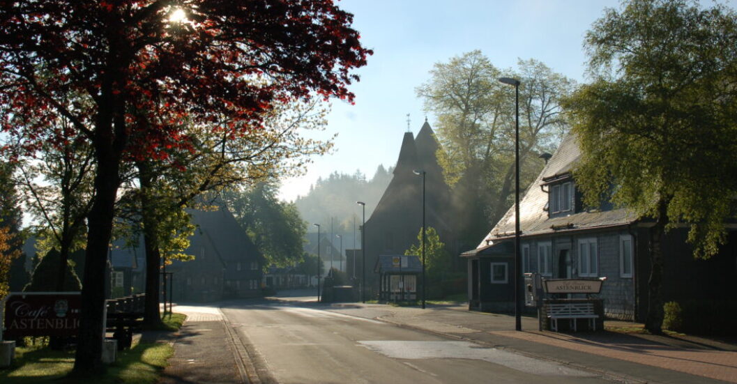 Dorpscentrum van Küstelberg in het Sauerland tijdens een rustige ochtend