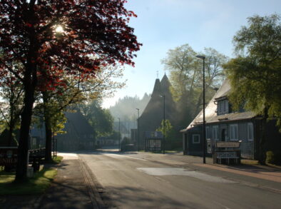 Dorpscentrum van Küstelberg in het Sauerland tijdens een rustige ochtend