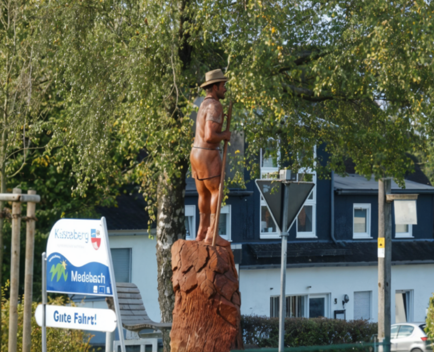Deze houten sculptuur staat in Küstelberg aan de dorpsingang als een verwelkoming voor bezoekers en wandelaars.